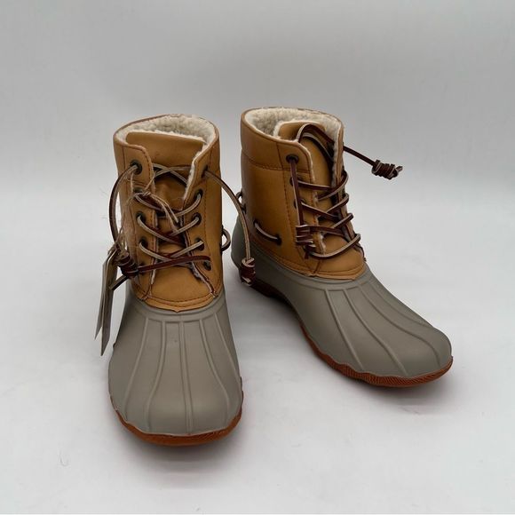 New in box! SEVEN7 Women’s Speyside Duck Boot Taupe (NEVER WORN) - Picture 2 of 12